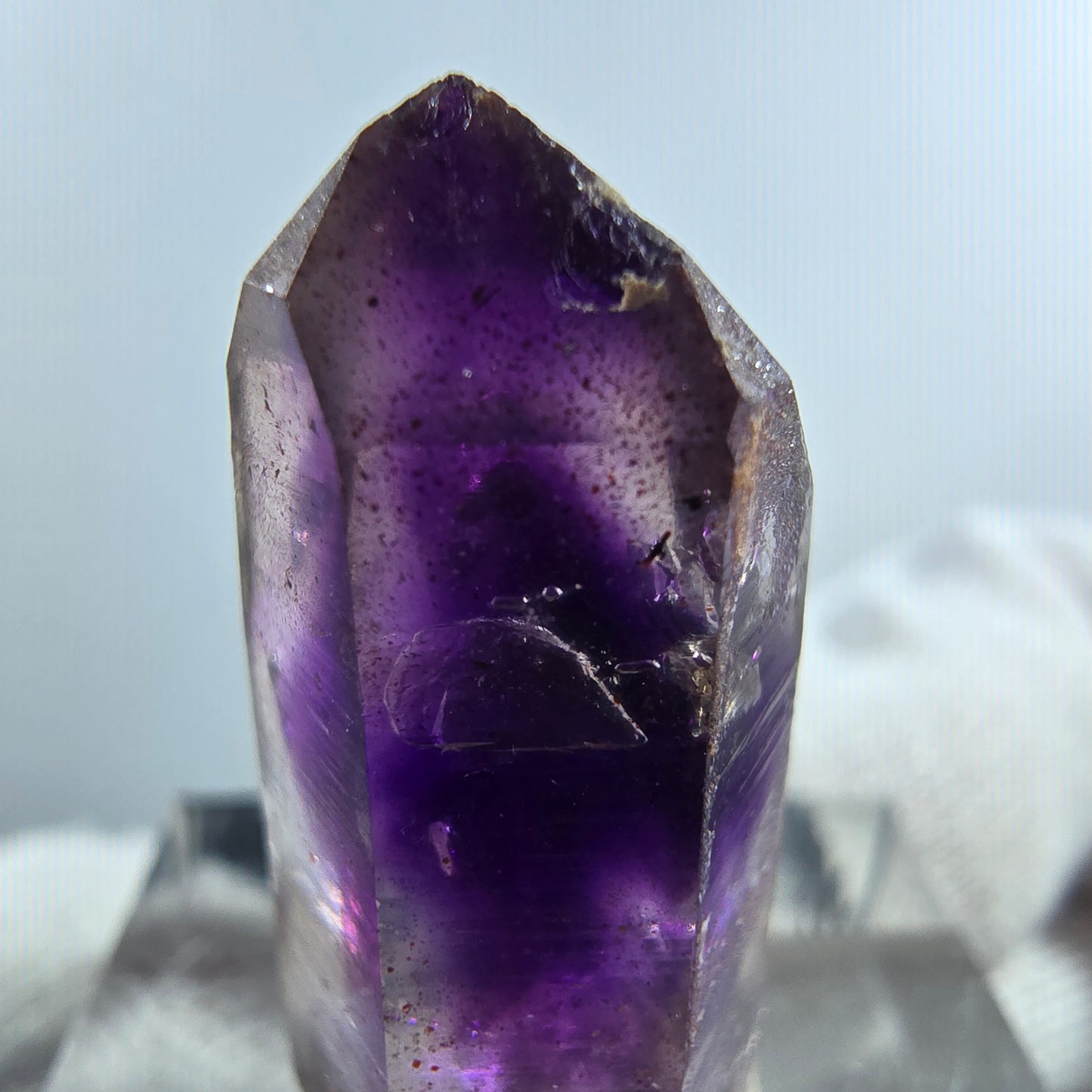 Pointe de sceptre en améthyste fantôme rare à Goboboseb, Namibie, 26 x 12 x 10 mm