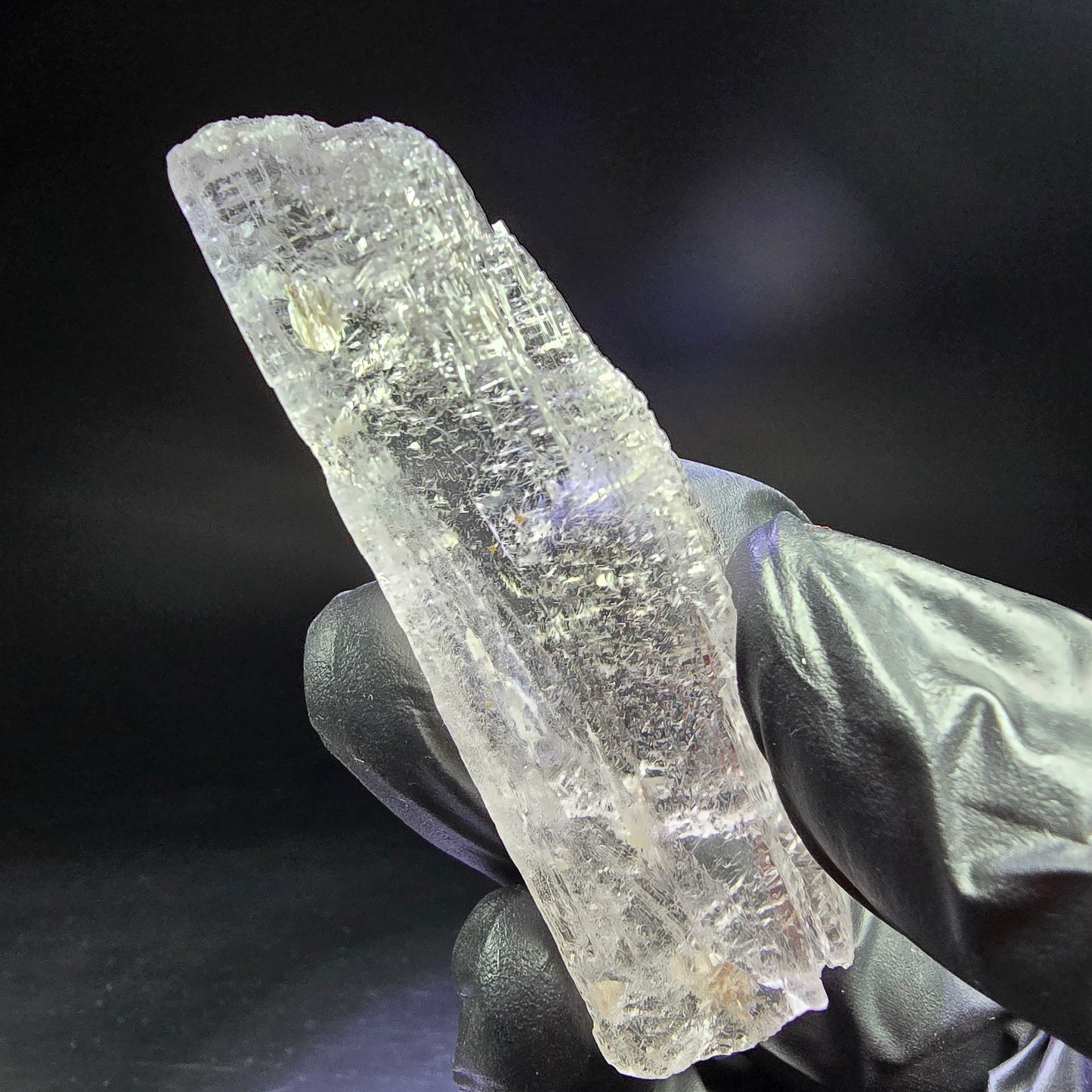 Seltener Kunzit Spodumen Kristall weiß UV Mineral 73*22*13mm Brasilien Sammlung