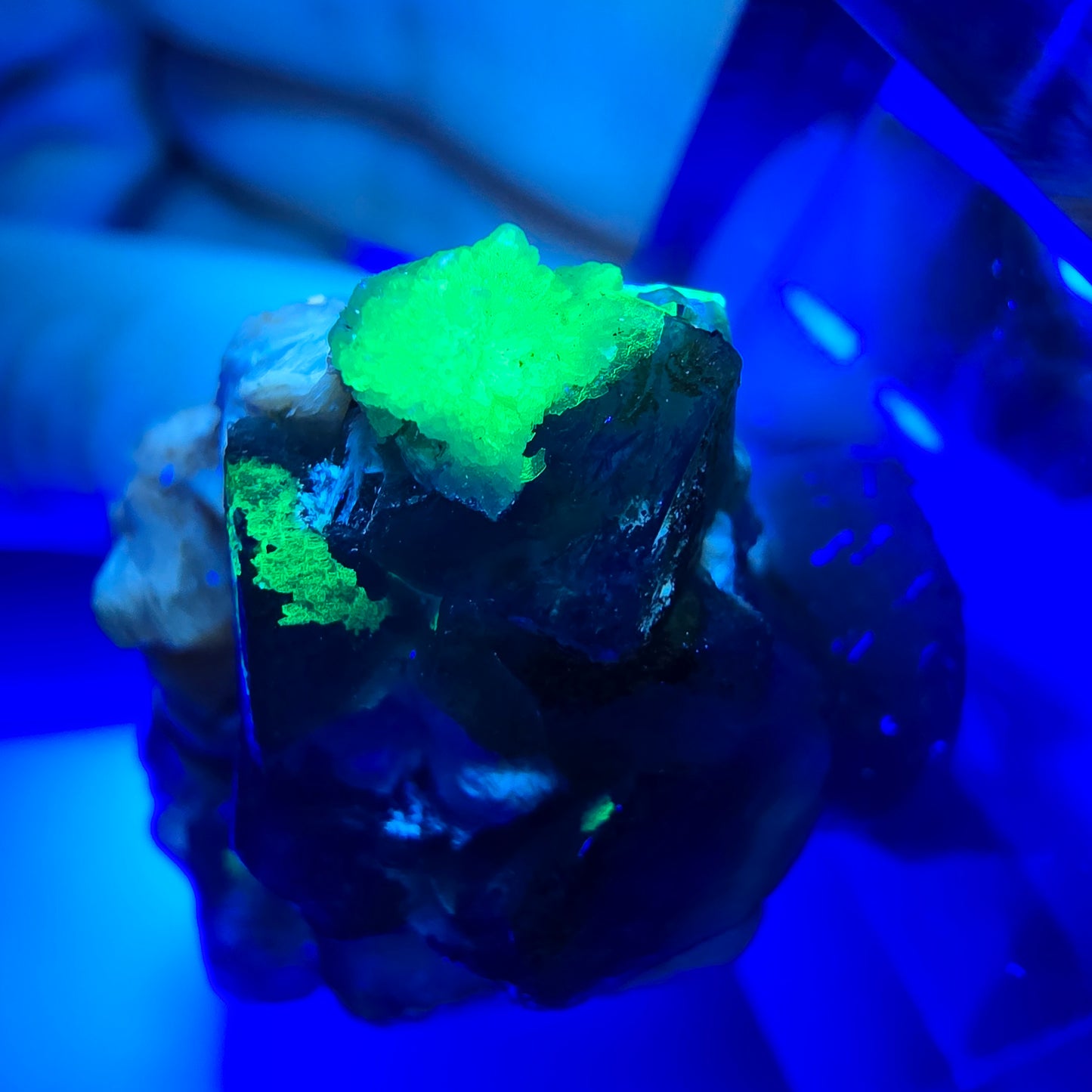 Cube de fluorite fantôme, muscovite et hyalite, spécimen d'Erongo, Namibie, 29 x 22 x 15 mm