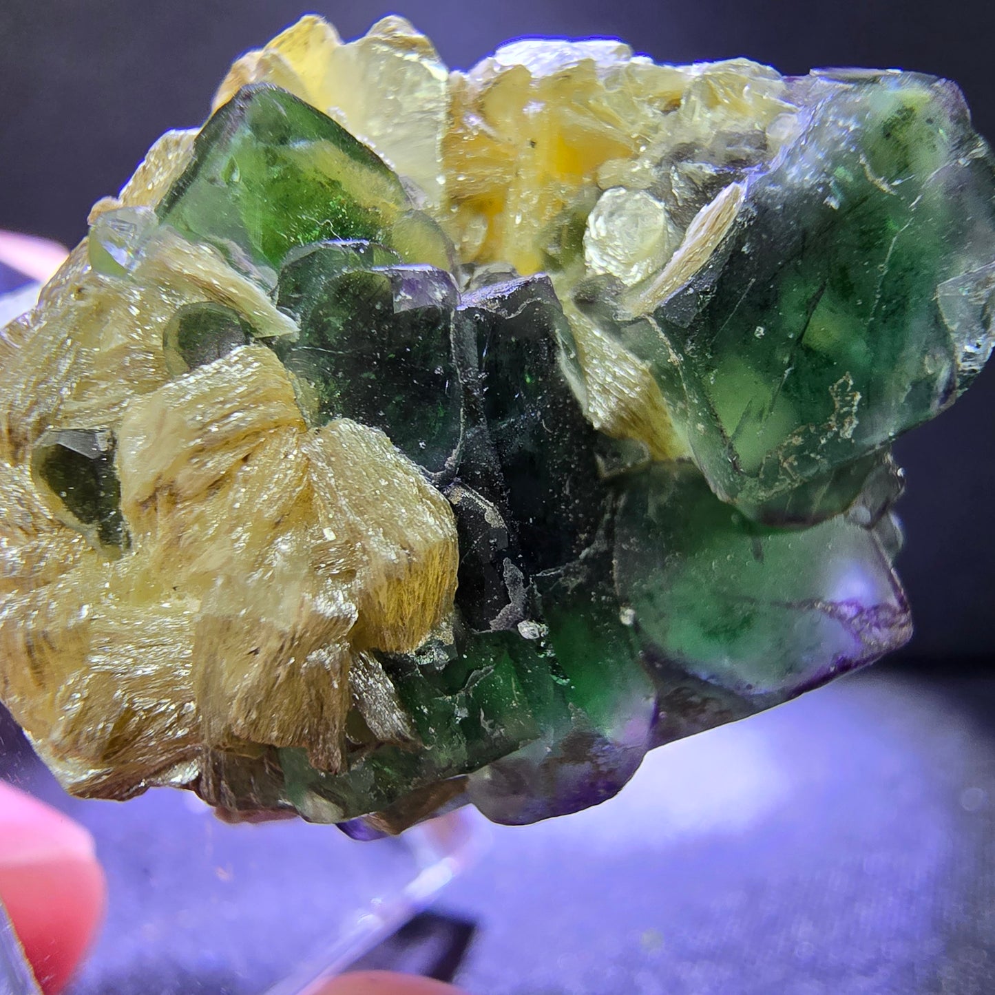 Klare Fluorit mit Muskovit grün 27*23*19mm Erongo, Namibia Mineraliensammlung