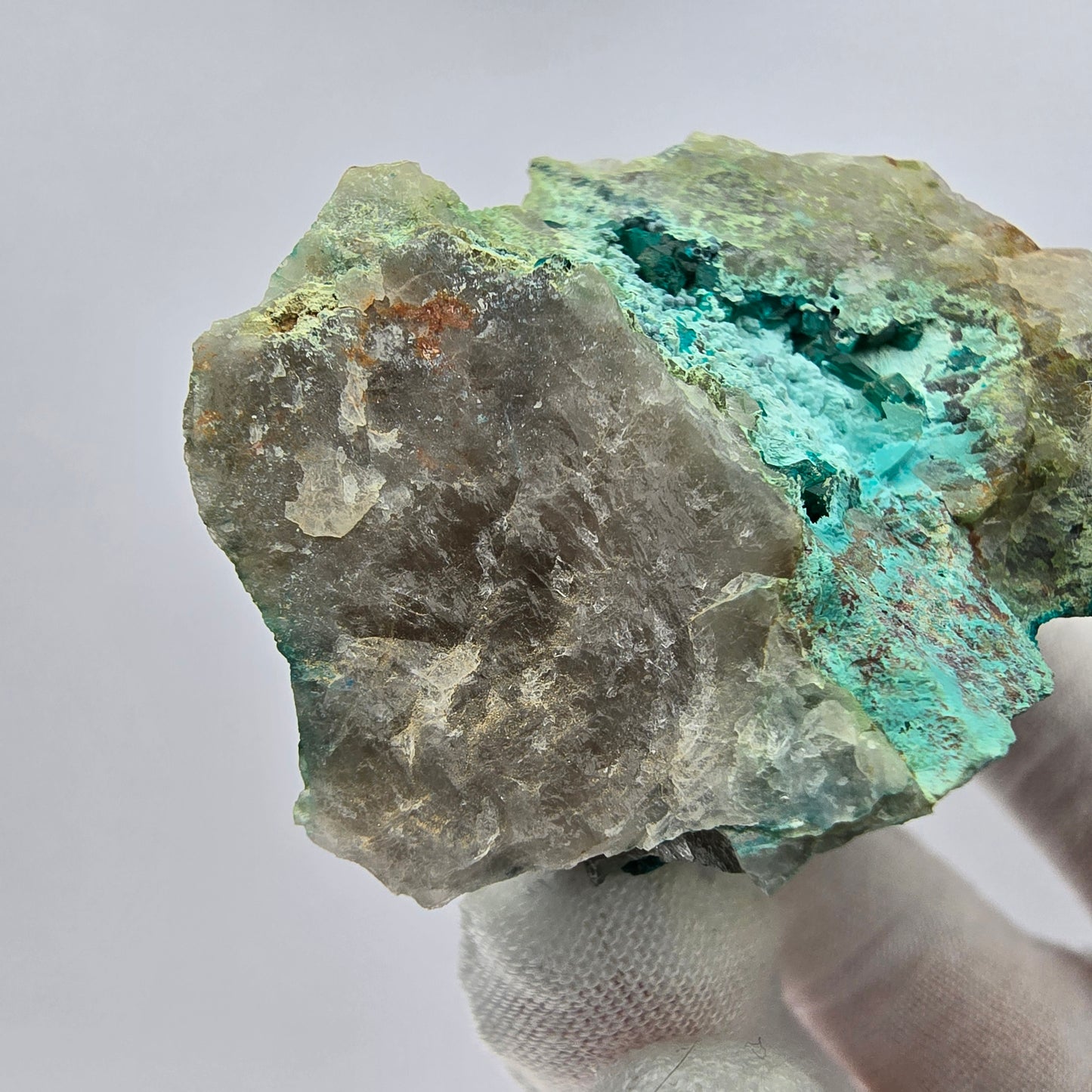 Rare spécimen de dioptase, chrysocolle sur quartz, Kaokoveld, Namibie, 68 x 41 x 38 mm