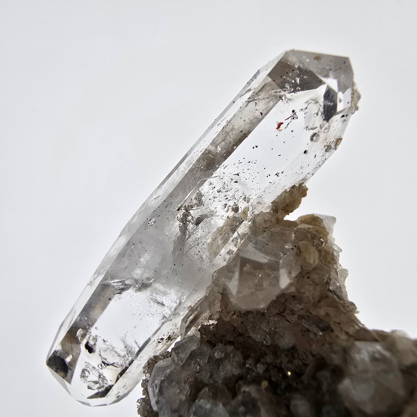 Sceptre DT en quartz fumé fantôme, poche Analcime sur Matrix Valentine, Namibie 47 x 37 x 17 mm