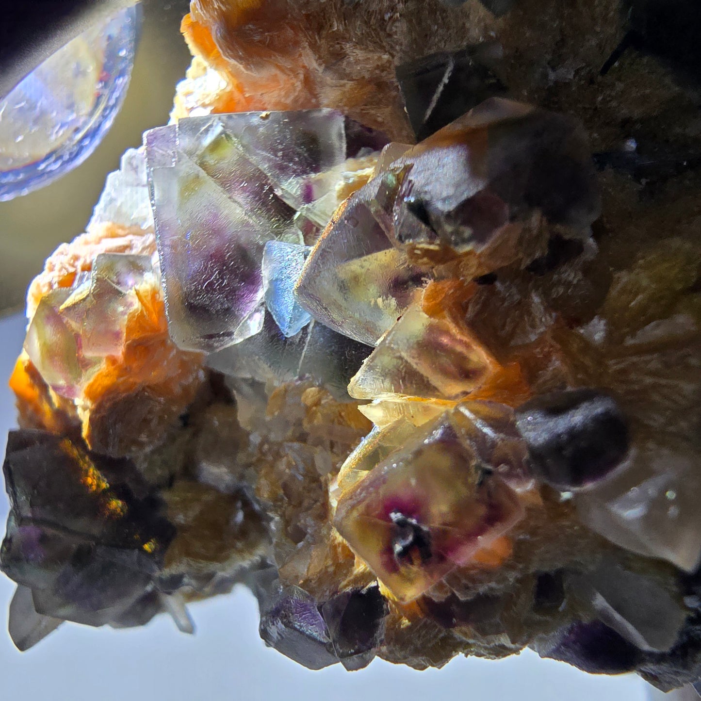 Spécimen de fluorite fantôme colorée, tourmaline scholle muscovite, Erongo, Namibie, 81 x 68 x 48 mm