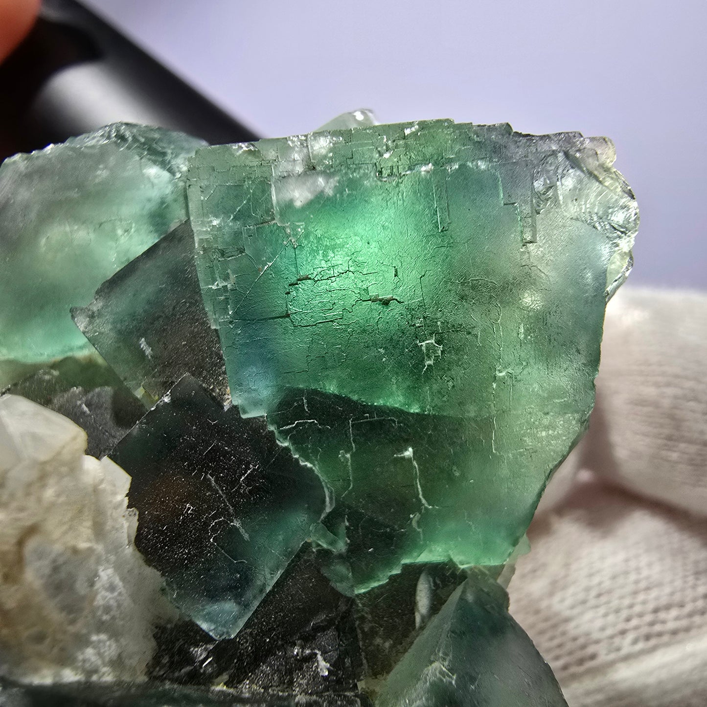Cube de fluorite fantôme, marches en quartz parquetées Okorusu Namibie 61 x 49 x 36 mm