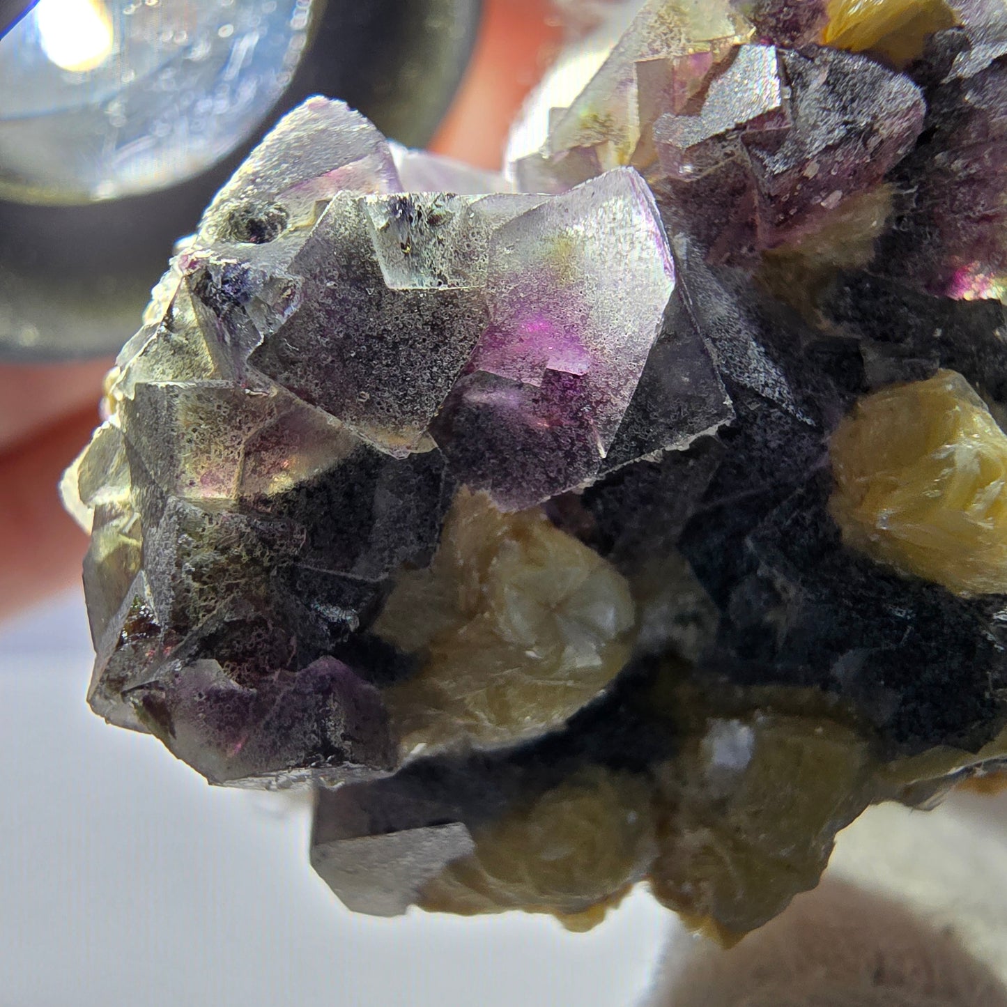 Spécimen de fluorite fantôme colorée, tourmaline schol, muscovite, hyalite, Erongo, Namibie, 42 x 28 x 29 mm