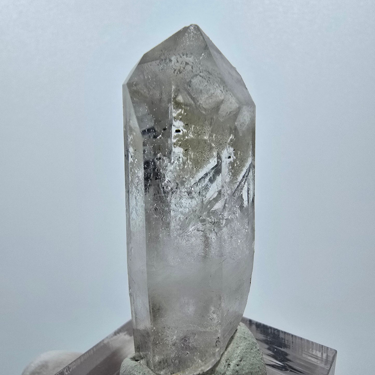 Quartz clair, préhnite, hématite, mine Point Streep, Goboboseb, Namibie, 43 x 21 x 13 mm