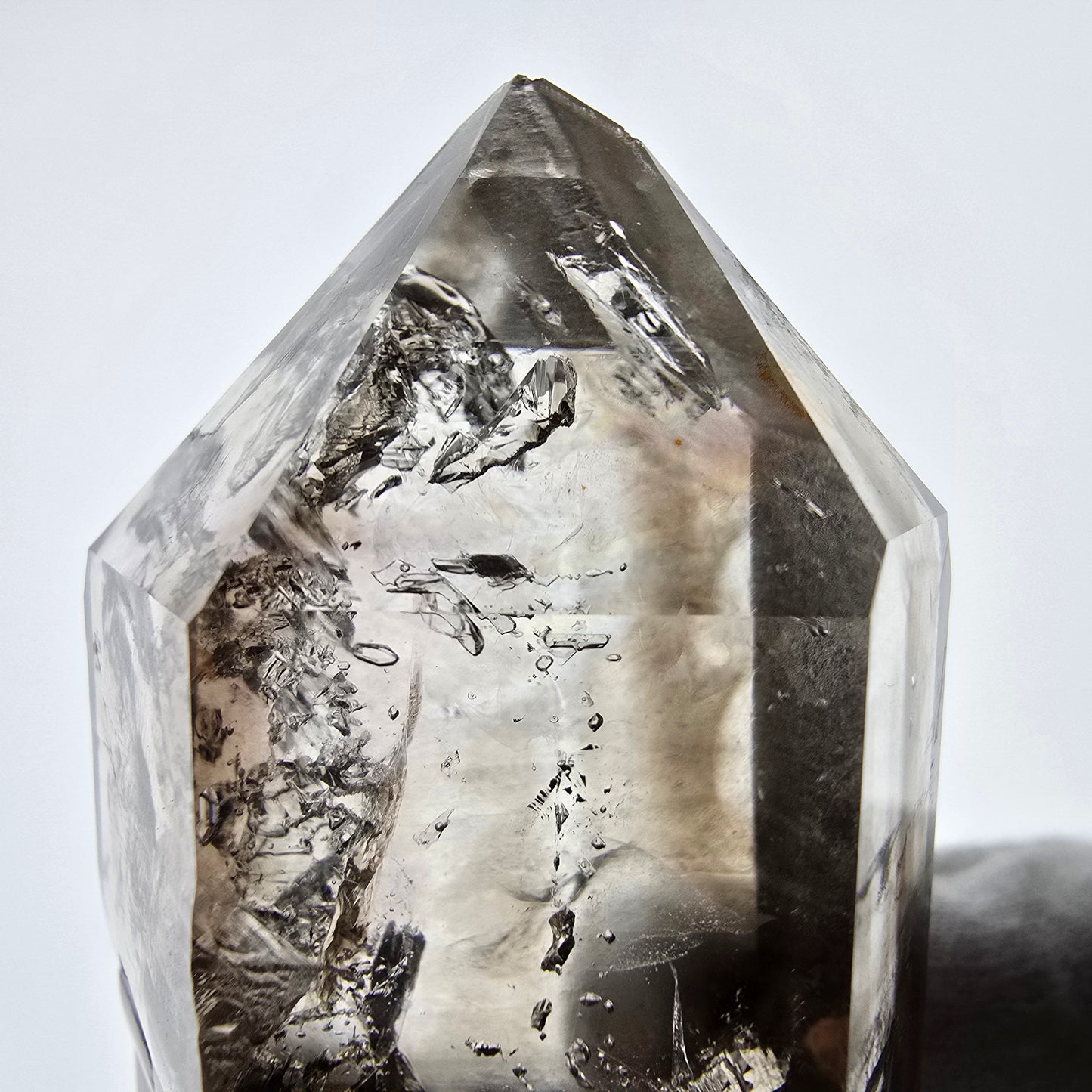 Sceptre DT en quartz fumé squelette Enhydro, poche Valentine en calcite UV, Namibie 71 x 43 x 31 mm