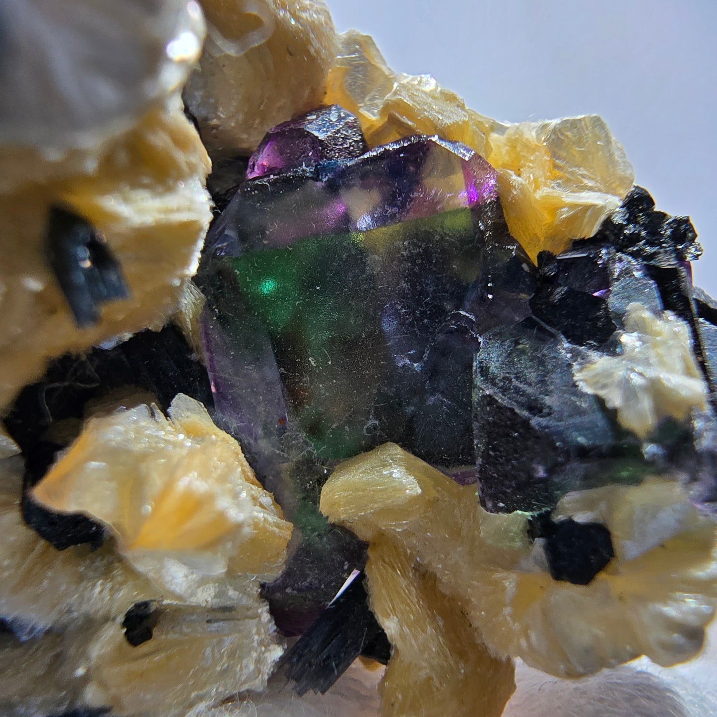 Fluorite fantôme colorée, hyalite, muscovite, tourmaline schol, Erongo, Namibie, 48 x 36 x 24 mm