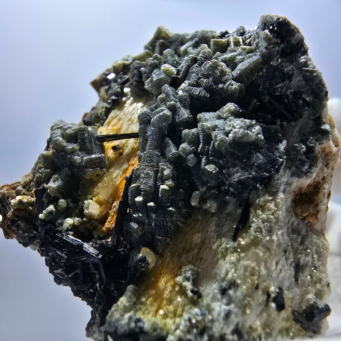 Tourmaline Schörl, muscovite, calcite UV, stade orthose Erongo, Namibie 64*56*47mm