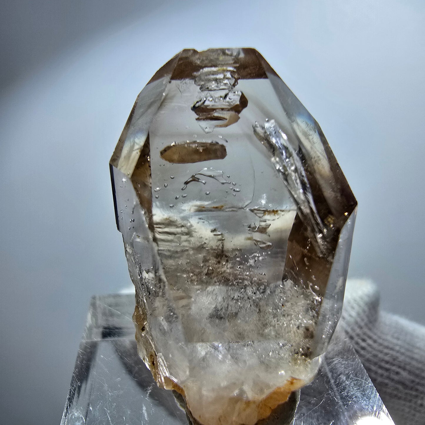 Pointe de sceptre en quartz fumé fantôme transparent, Goboboseb, Namibie, 30 x 19 x 16 mm