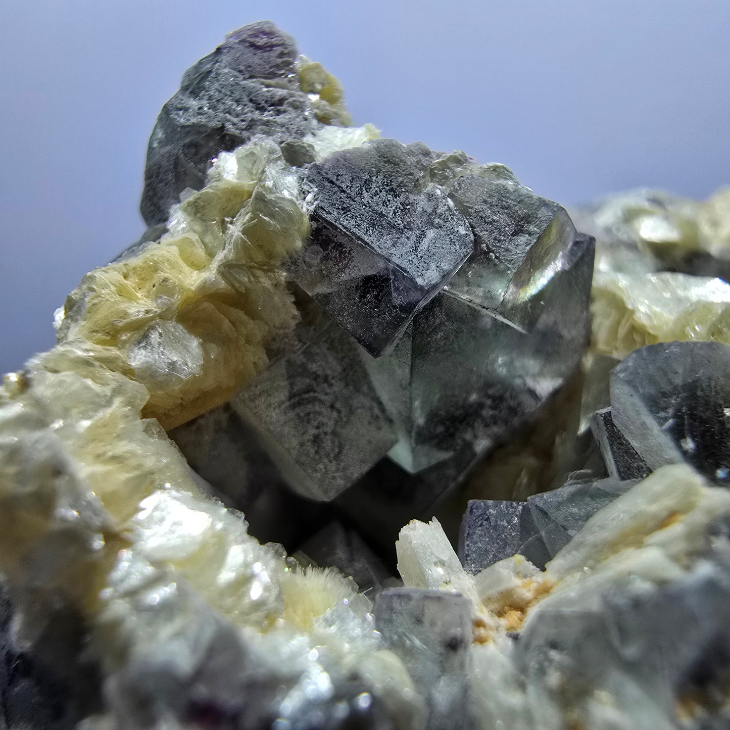 Cubes de fluorite fantôme colorés, spécimen de calcite muscovite UV, Erongo, Namibie, 63 x 52 x 31 mm
