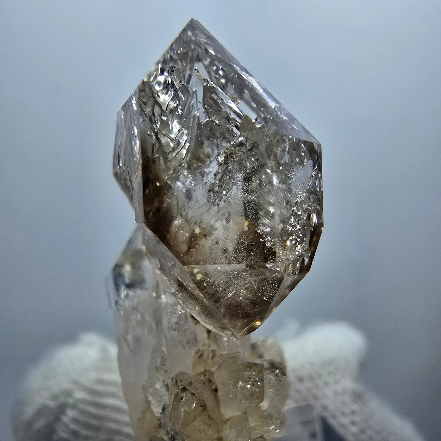Amas de quartz fumé fantôme transparent, Goboboseb, Namibie, 35 x 21 x 14 mm