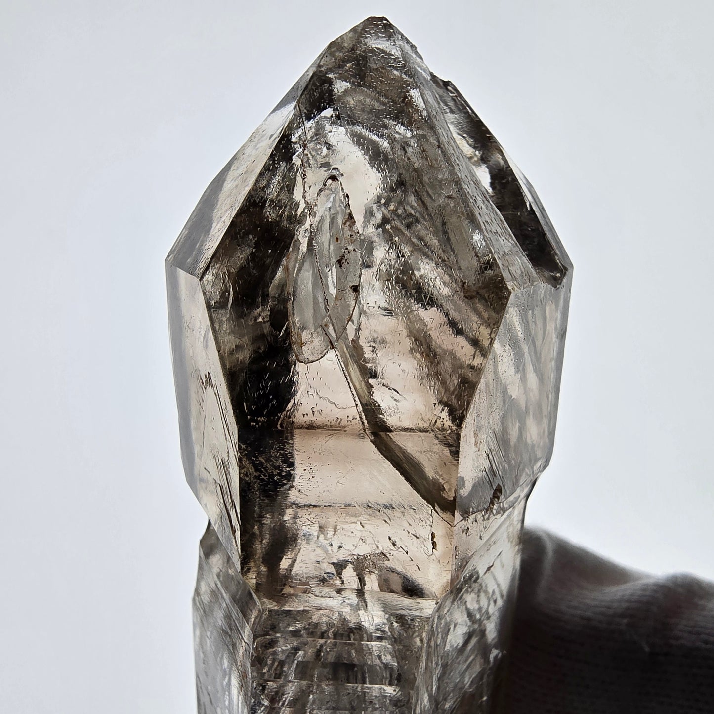Sceptre de poche en quartz fumé fantôme, Goboboseb de la Saint-Valentin, Namibie, 107 x 38 x 28 mm