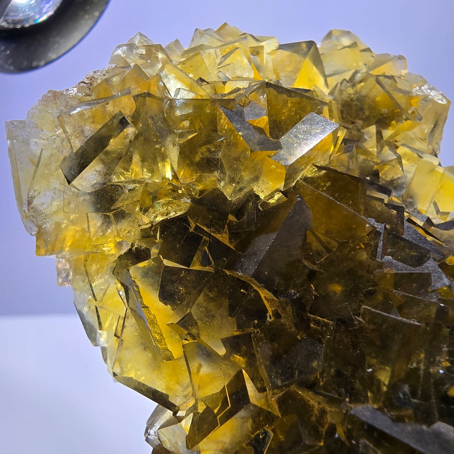 Grand spécimen de cube de fluorite fantôme, poche jaune miel, Okorusu, Namibie, 86 x 64 x 28 mm