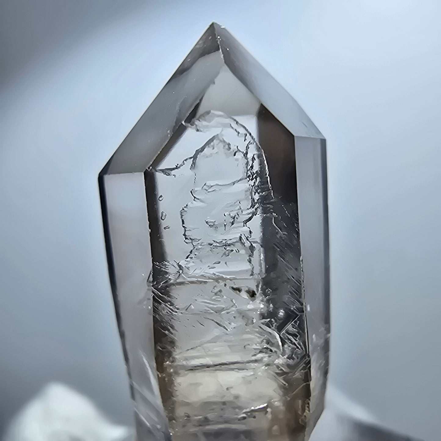 Pointe de sceptre en quartz fumé fantôme transparent, Goboboseb, Namibie, 33 x 11 x 13 mm