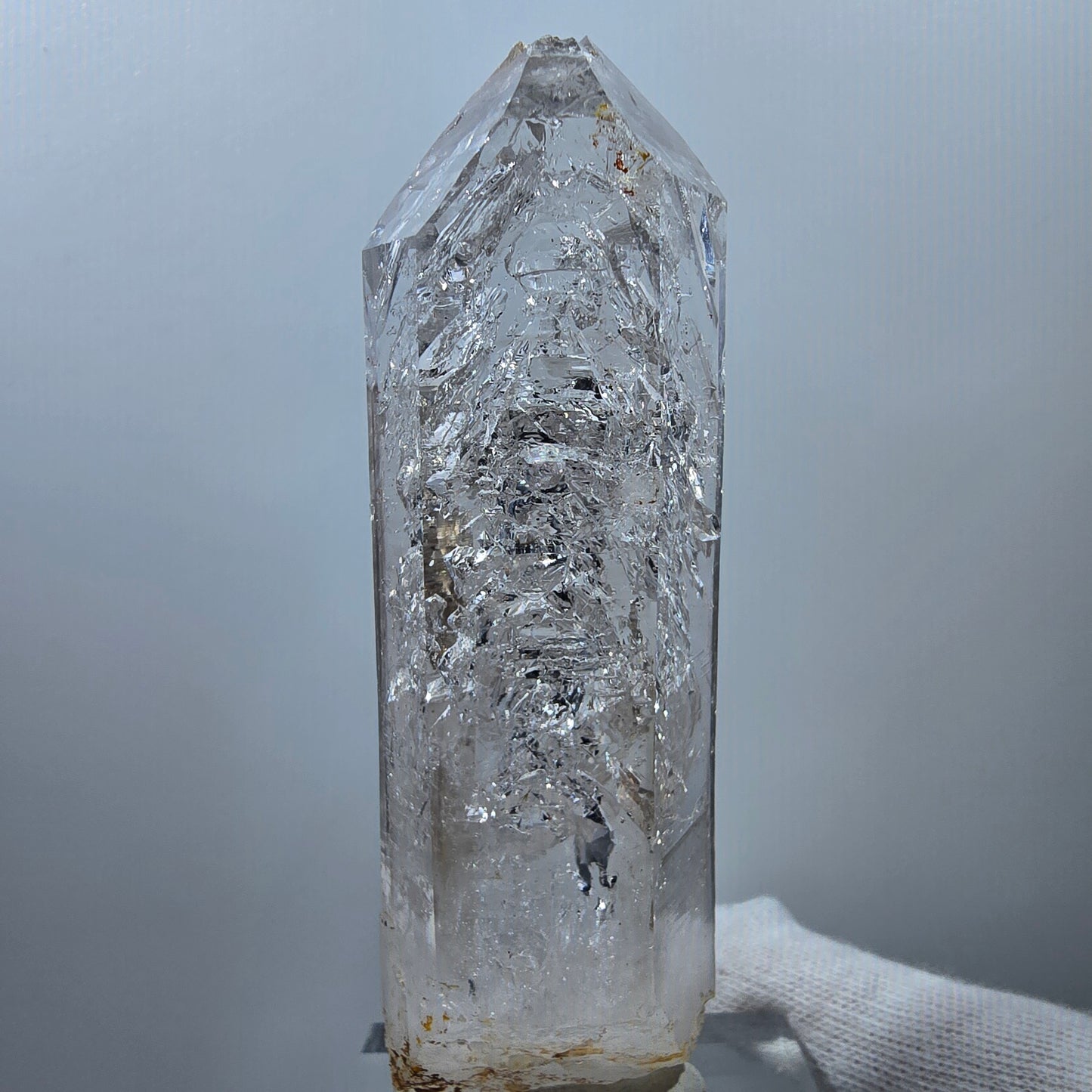 Enhydro Window Smoky Quartz, 3 Gobobs de poche Valentine à bulles (grandes). Namibie, 97 x 29 x 22 mm.