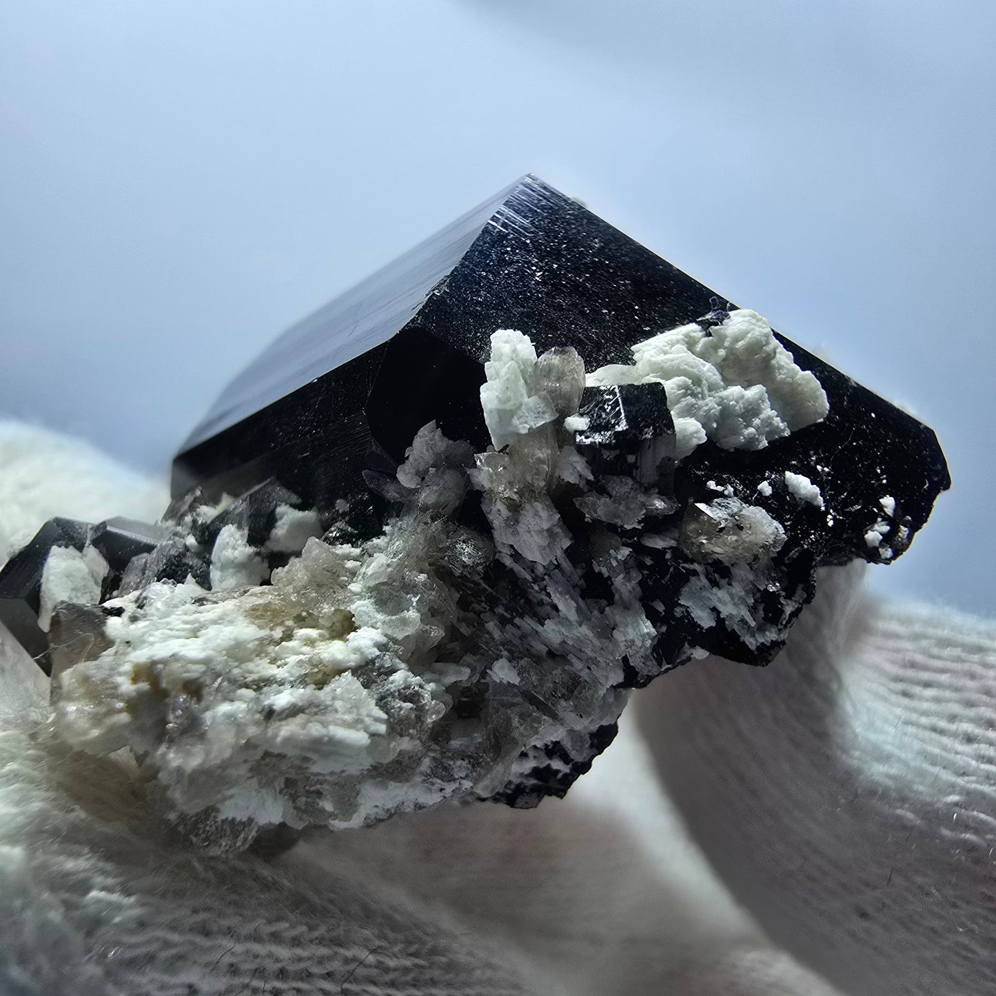 Spécimen rare de tourmaline Schorl, hyalite et orthose, Erongo, Namibie, 36 x 44 x 21 mm