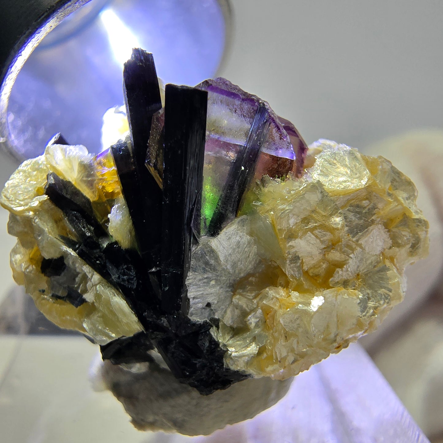 Fluorite fantôme colorée, Spécimen de tourmaline muscovite Schorl, Erongo, Namibie, 23 x 18 x 15 mm
