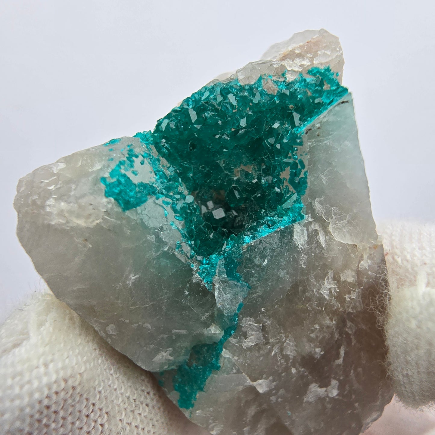 Rare spécimen de dioptase sur quartz Kaokoveld, Namibie 32*23*22mm Collection de minéraux