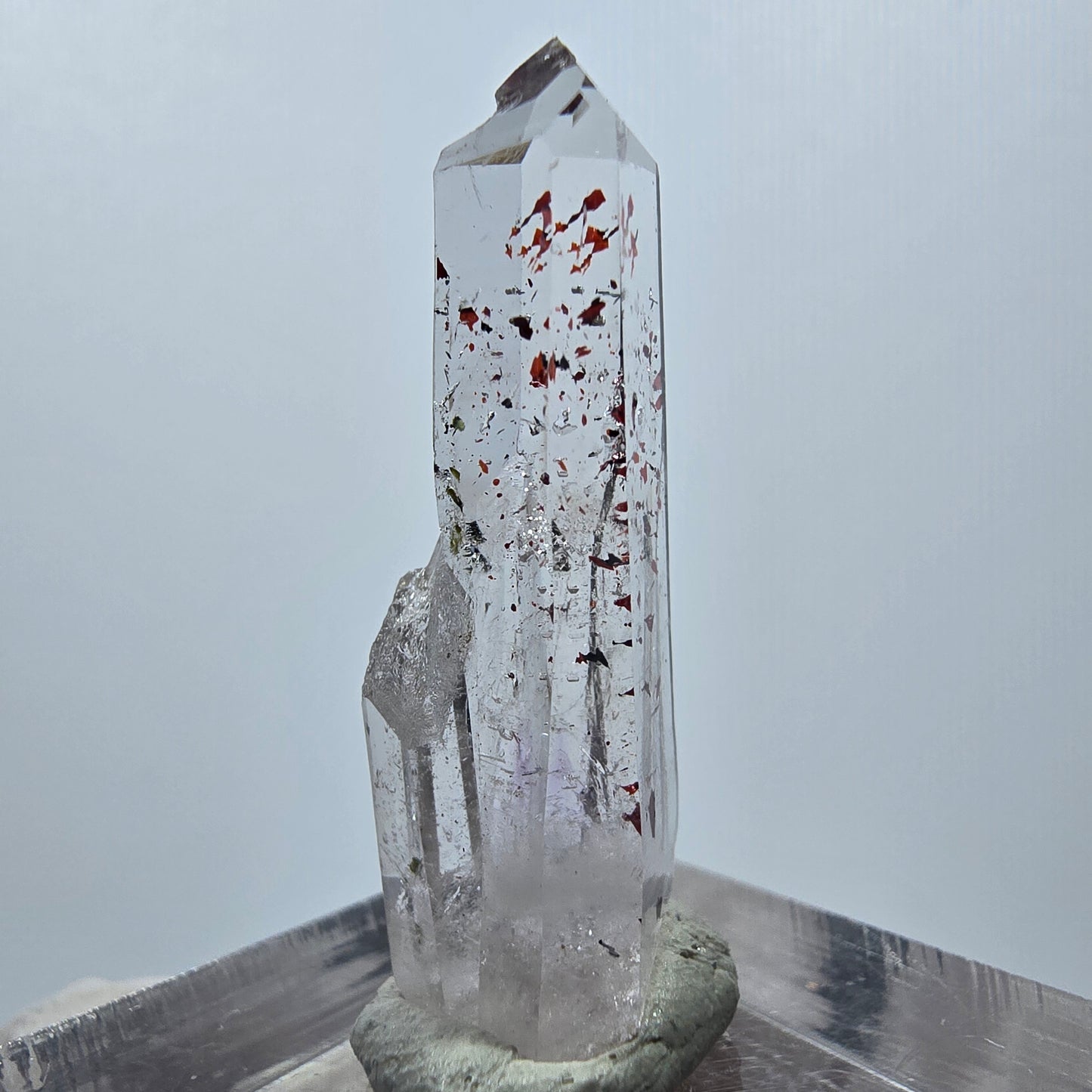 Quartz clair Harlequin Mine Point Streep, Goboboseb, Namibie 34 x 11 x 8 mm
