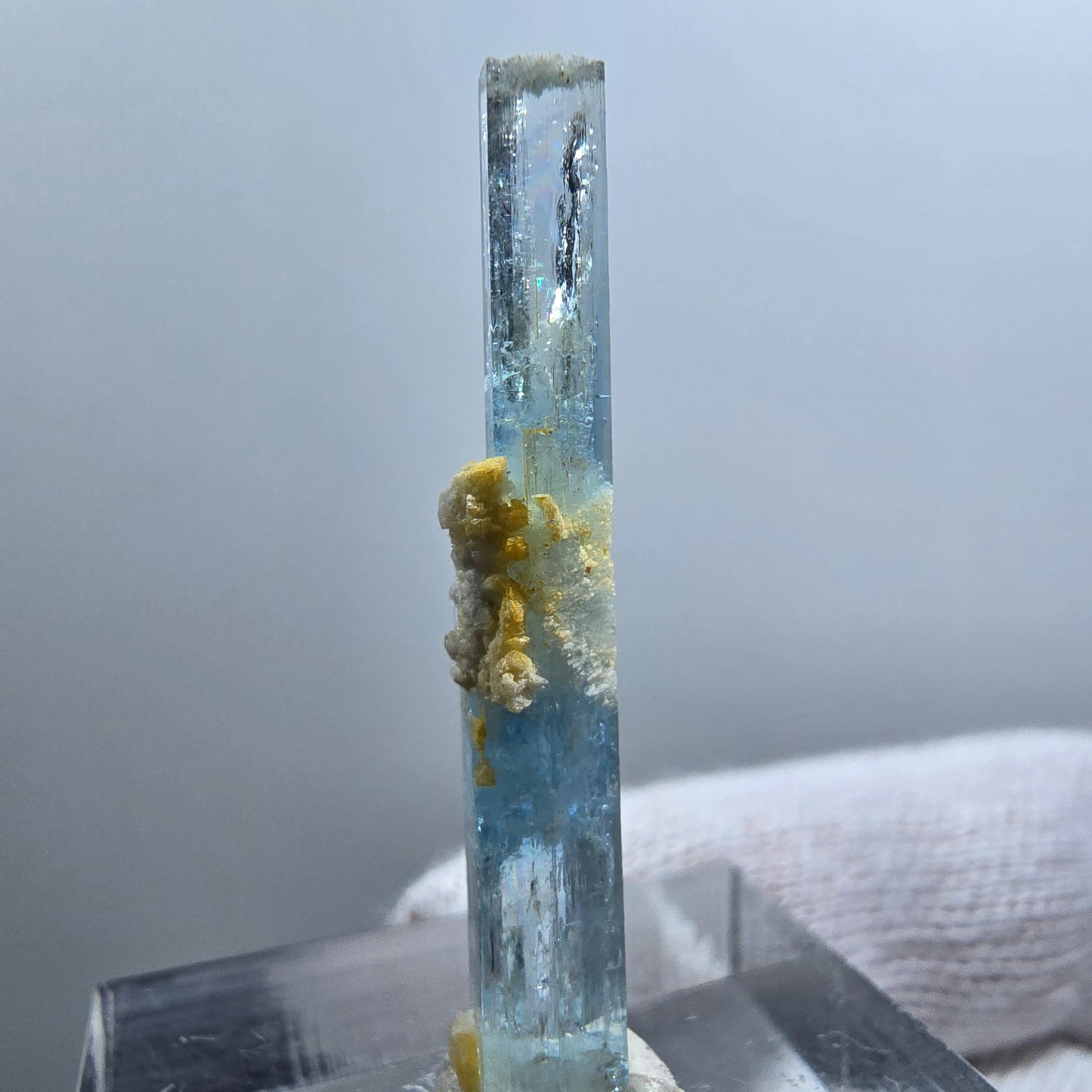 Rare spécimen d'orthose à double terminaison aigue-marine, Erongo, Namibie, 33 x 5 x 4 mm