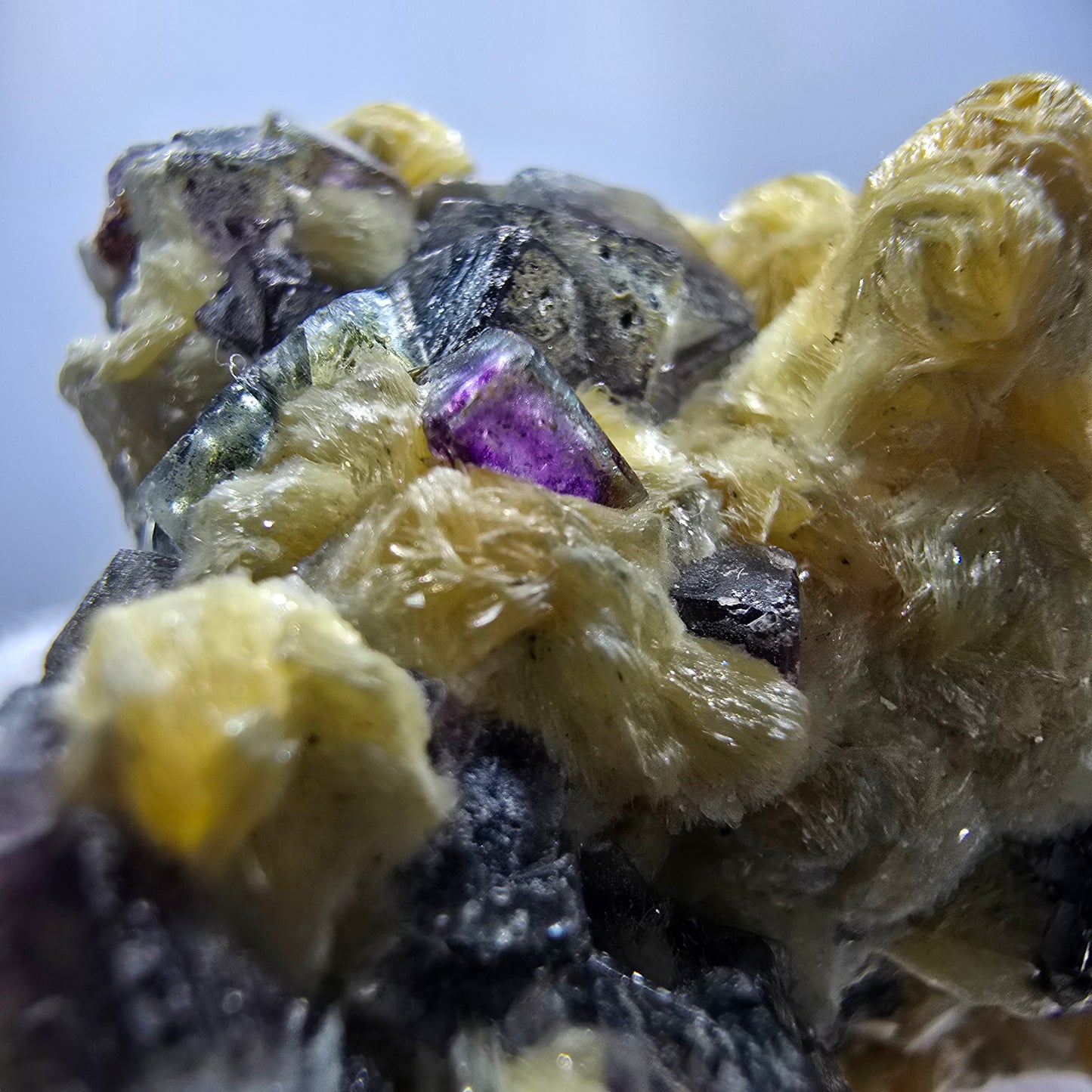 Cubes de fluorite fantôme colorés, hyalite, spécimen de muscovite, Erongo, Namibie, 42 x 39 x 28 mm