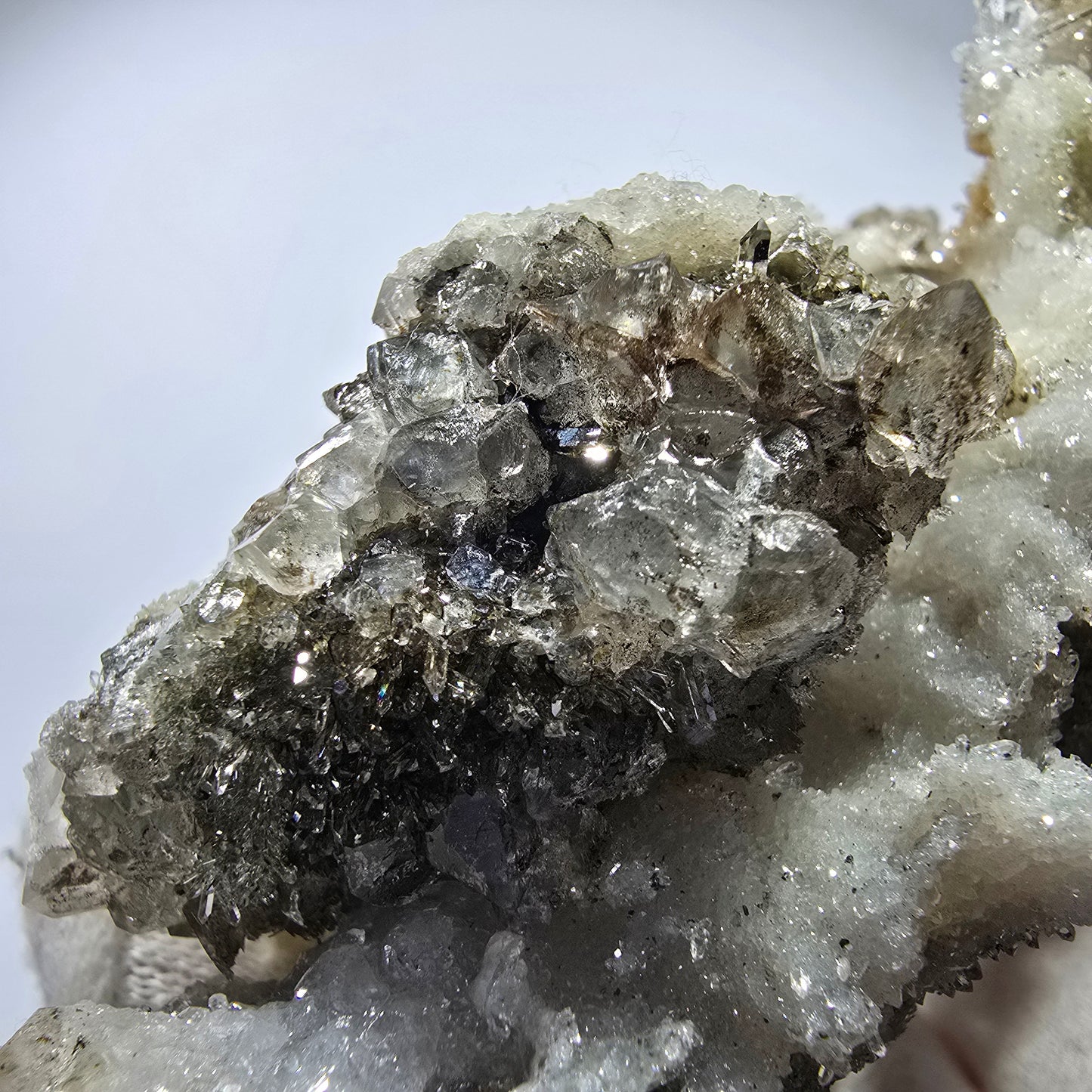 XL Phantom Smoky Quartz DT, calcite UV sur matrice Valentine Pocket, Namibie 166 x 81 x 47 mm