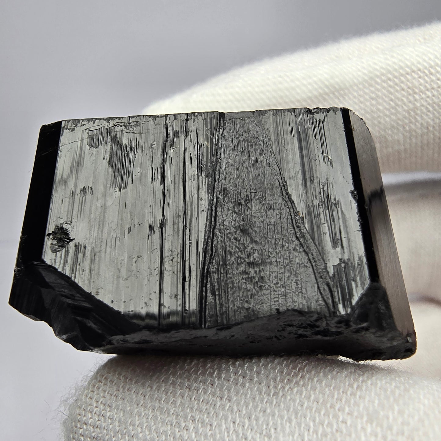 Symmetrischer Schörl Turmalin mit Hyalit Erongo, Namibia 34*31*26mm Sammlung