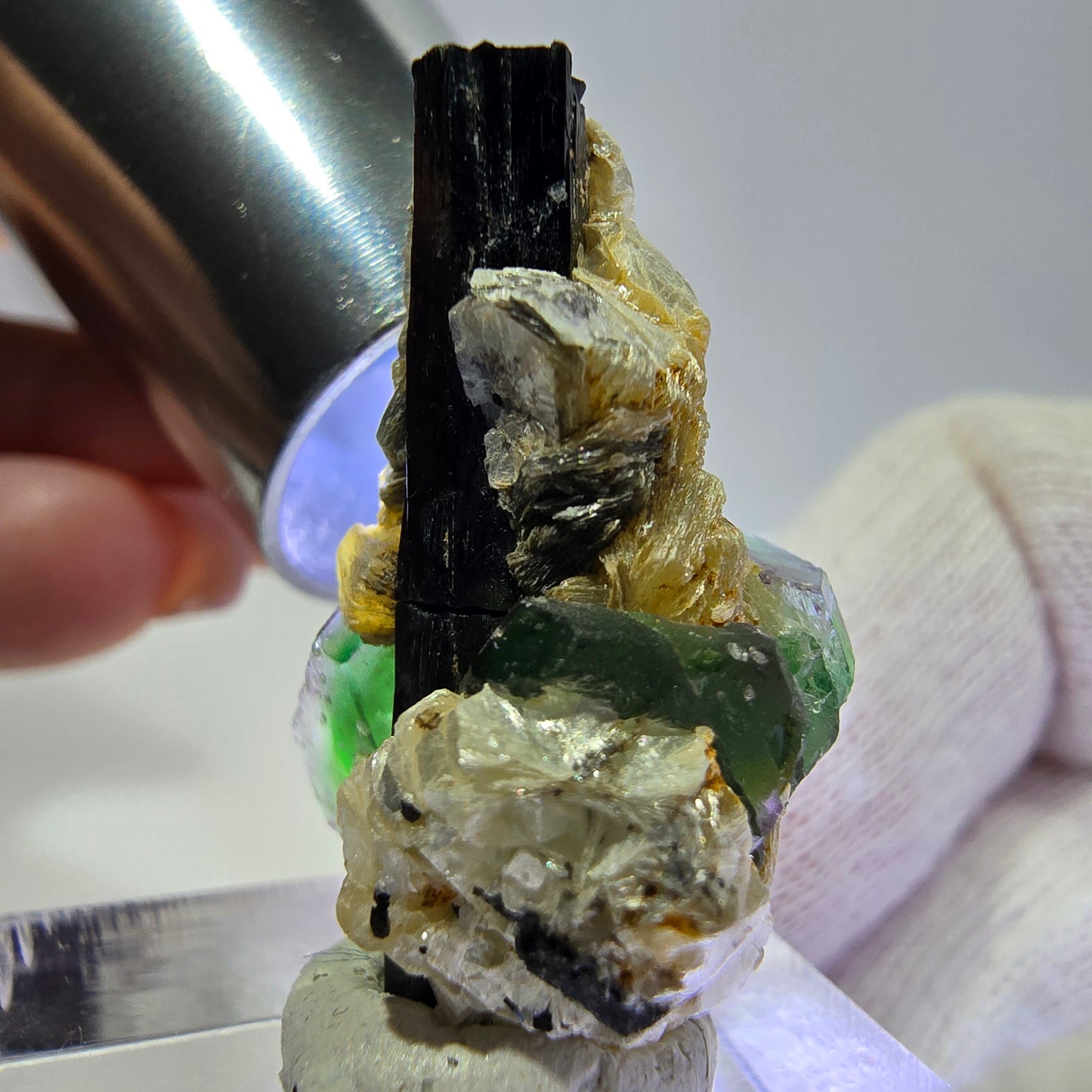 Cube de fluorite fantôme, muscovite et tourmaline Schorl, spécimen d'Erongo, Namibie, 29 x 19 x 17 mm