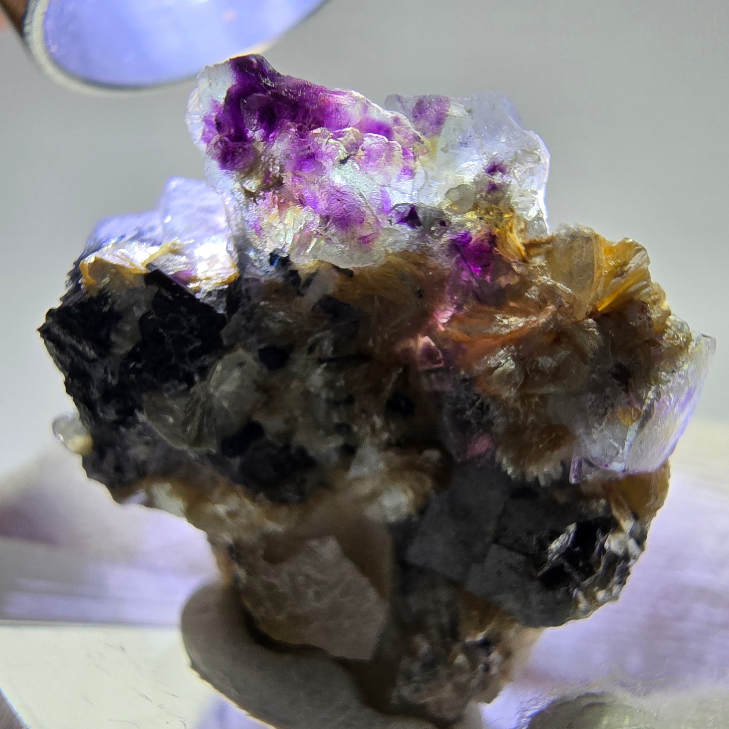 Fluorite fantôme colorée, tourmaline schol, muscovite, hyalite, Erongo, Namibie, 32 x 27 x 20 mm