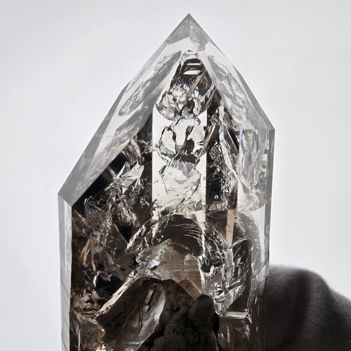 Sceptre en quartz fumé Window Phantom, calcite UV Valentine Pocket Goboboseb Namibie 90 x 38 x 25 mm
