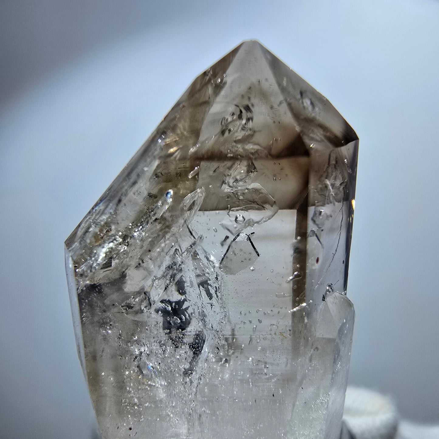 Pointe de sceptre en quartz fumé fantôme lémurien, Goboboseb, Namibie, 41 x 18 x 13 mm
