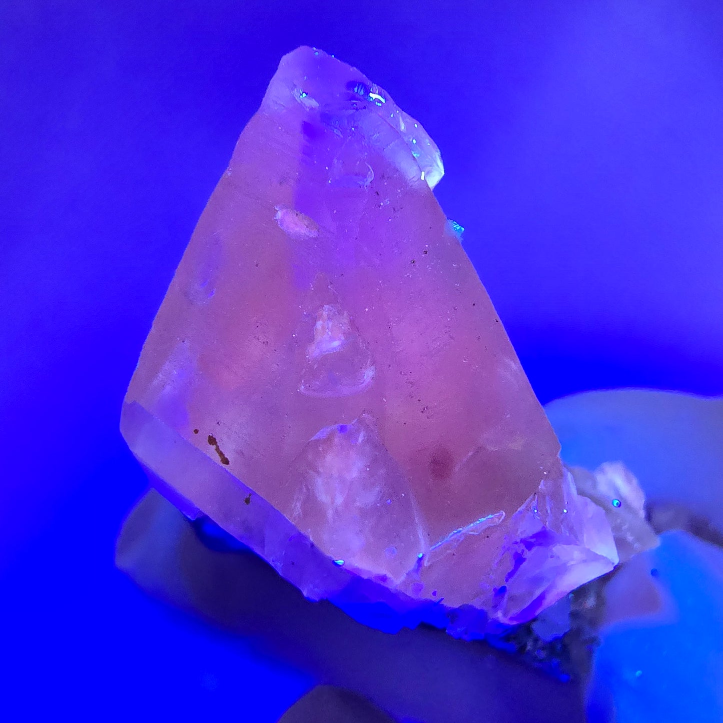 Spécimen rare de calcite UV et de préhnite, mine Streep, Goboboseb, Namibie, 44 x 34 x 20 mm