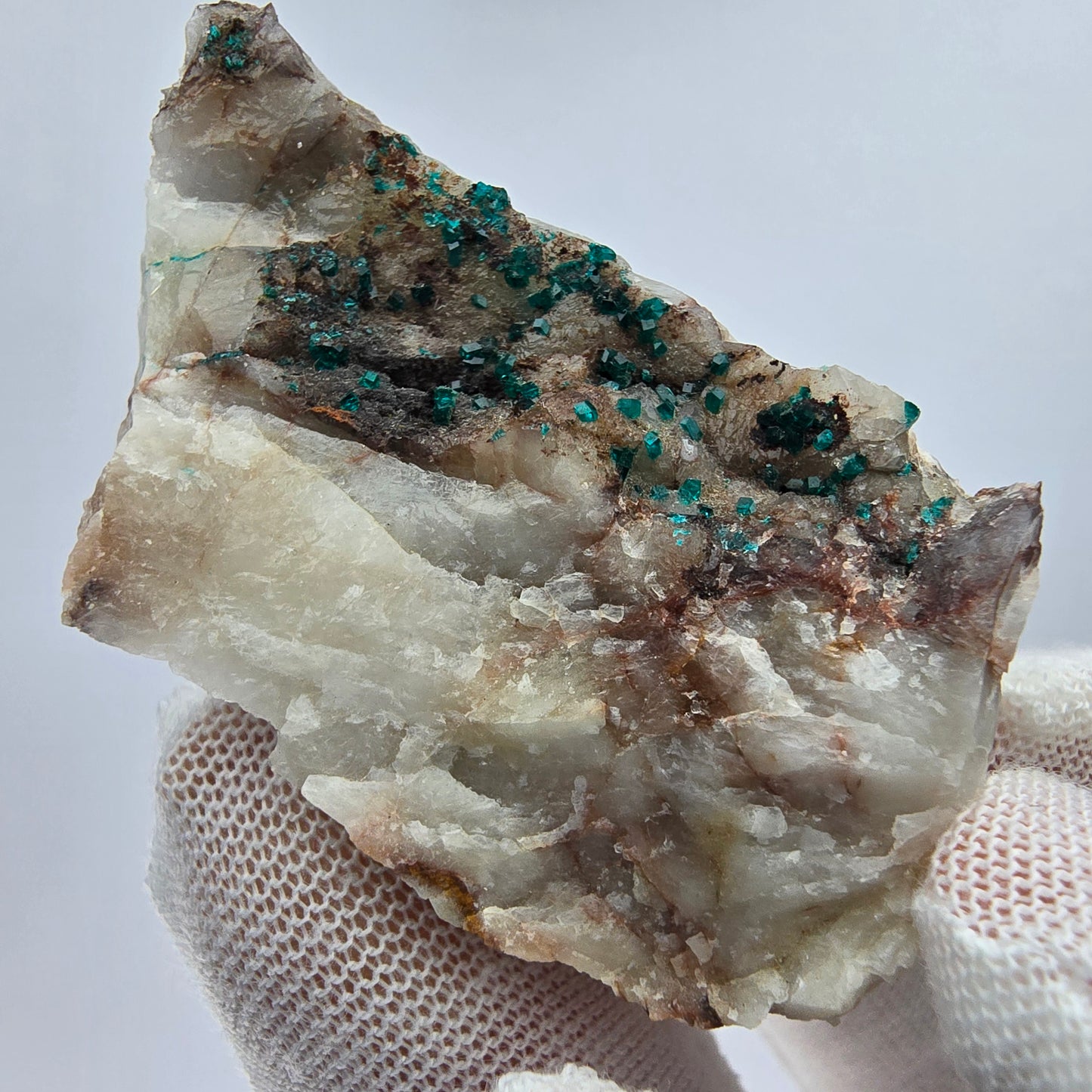 Rare spécimen de dioptase sur quartz Kaokoveld, Namibie 49*26*19mm Collection de minéraux