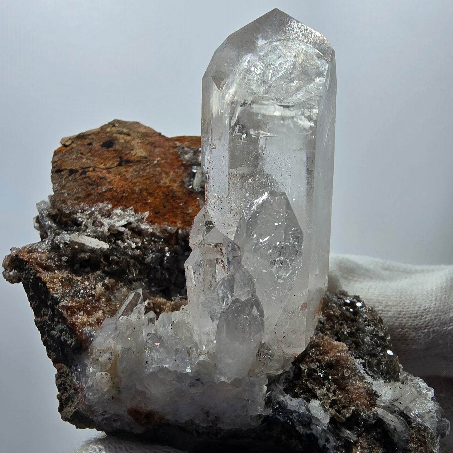 Quartz fumé fantôme hématite, calcite UV sur matrice Valentine Pocket Gob. Namibie 82 x 57 x 53 mm