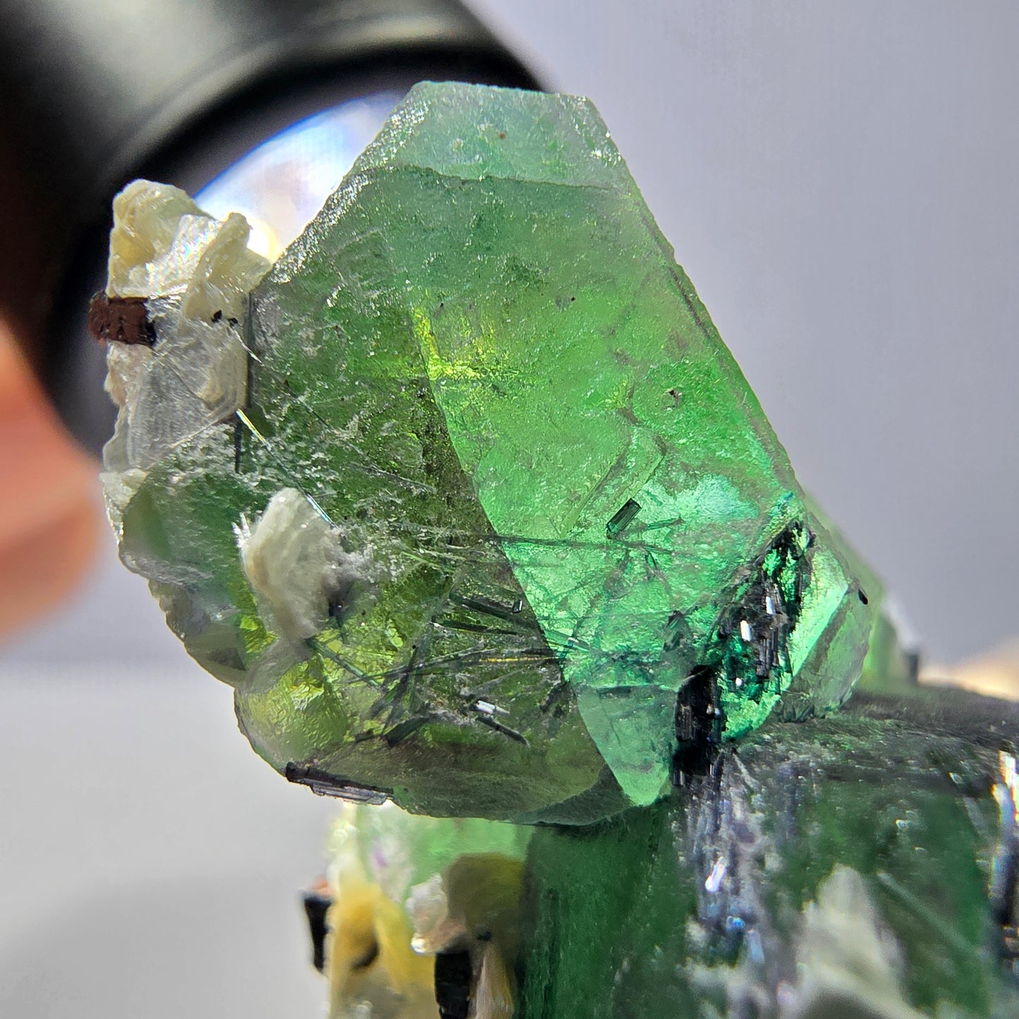 Cube de fluorite fantôme hexagonal, muscovite, tourmaline Schörl Erongo, Namibie 39*25*21mm