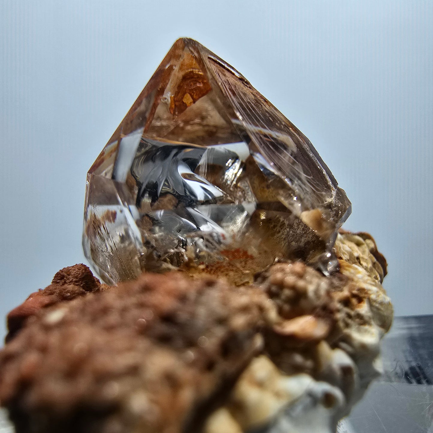Amas de sceptres en quartz fumé fantôme transparent, Goboboseb, Namibie, 30 x 25 x 20 mm