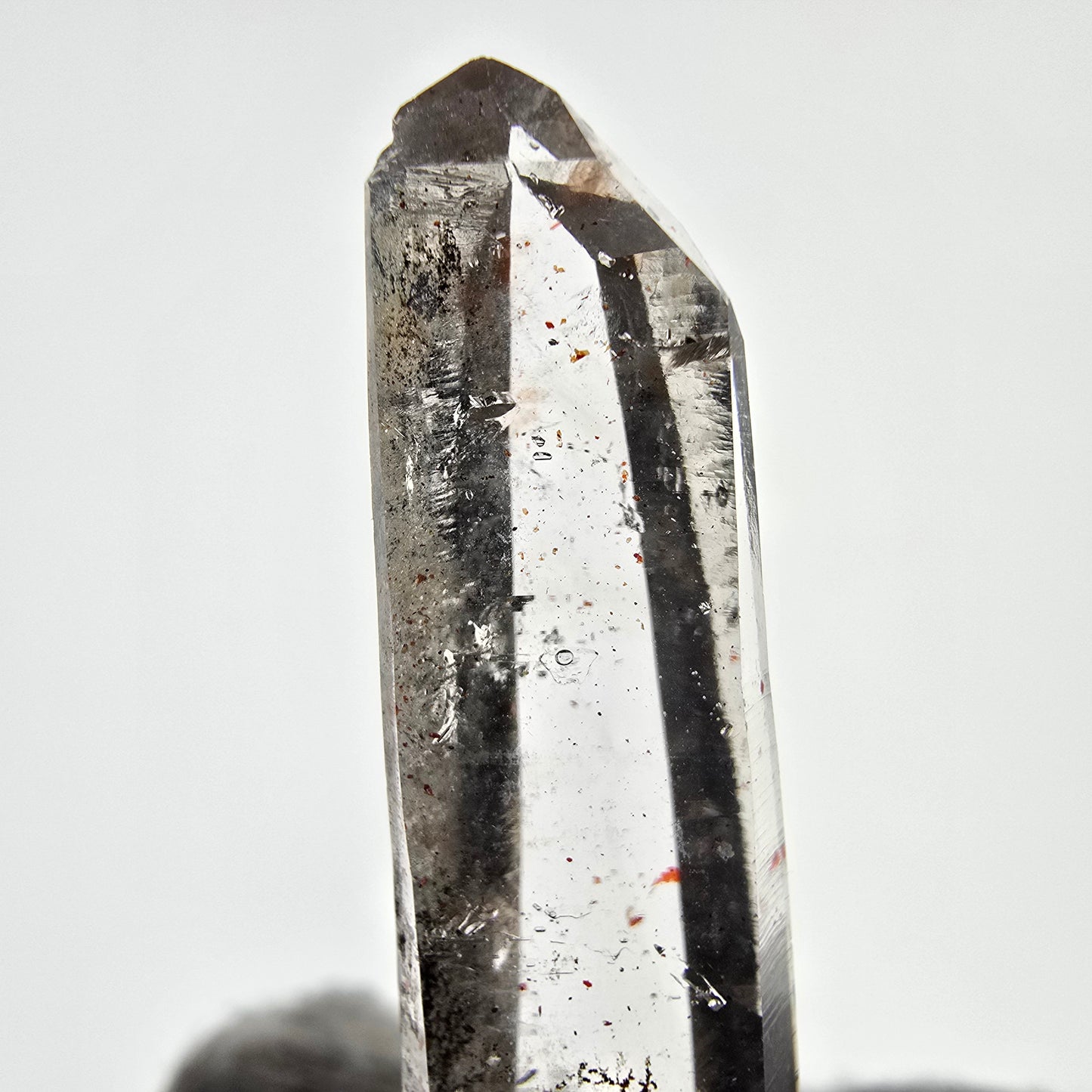 Quartz fumé fantôme lémurien, poche Valentine à pointe d'hématite, Namibie, 47 x 12 x 8 mm