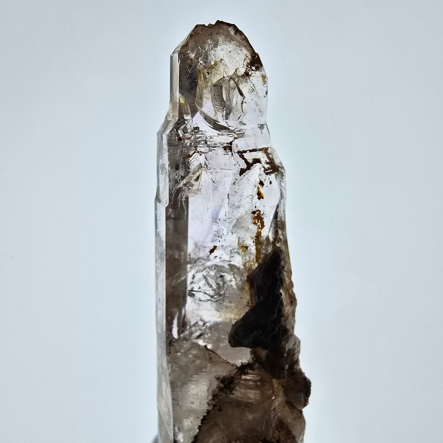 Sceptre DT en quartz fumé squelette Enhydro, parure de poche Valentine en calcite UV. Namibie 128 x 32 x 27 mm