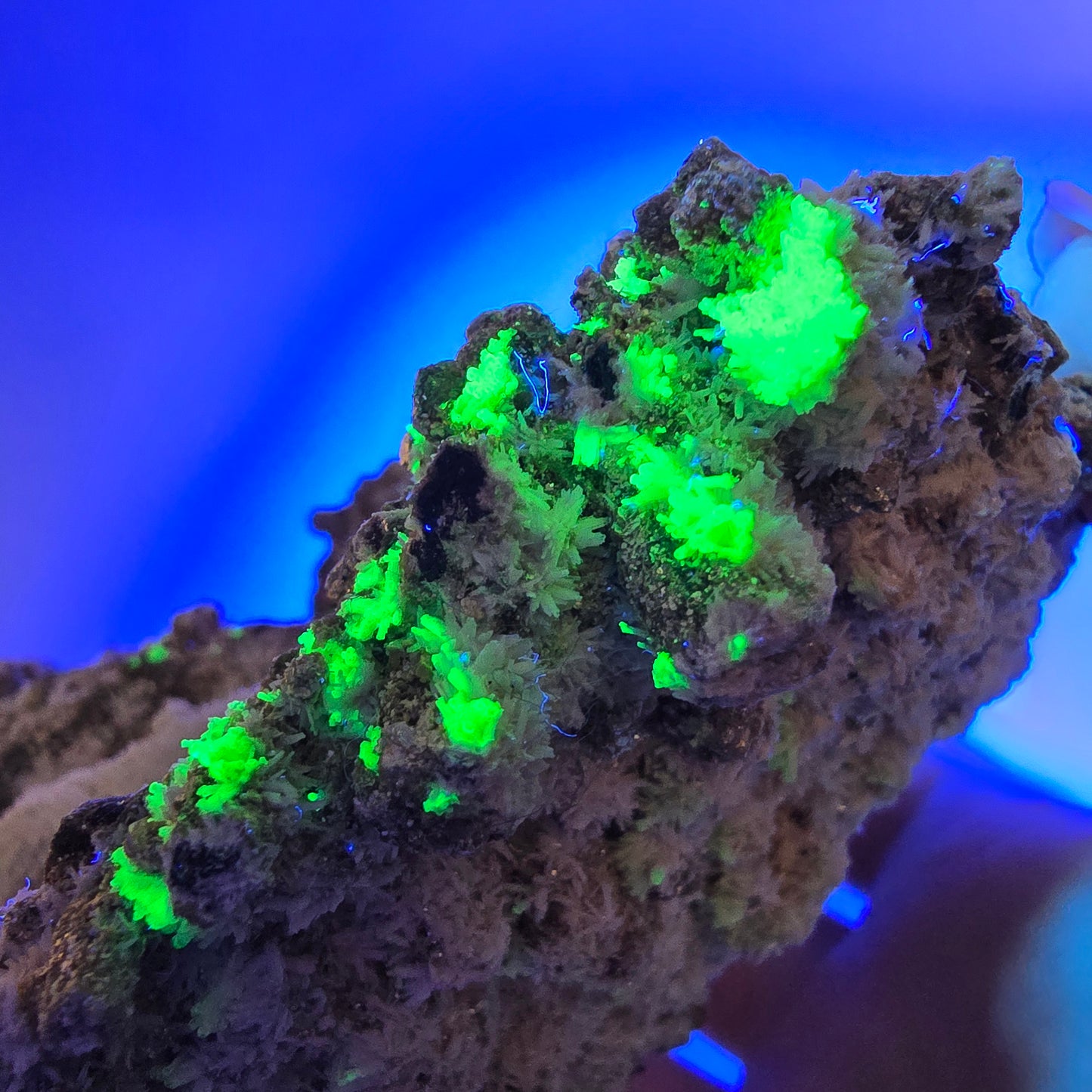 Grand spécimen de fluorite, hyalite, scholle, tourmaline, muscovite, orthose, Erongo, Namibie, 126 x 99 x 78 mm
