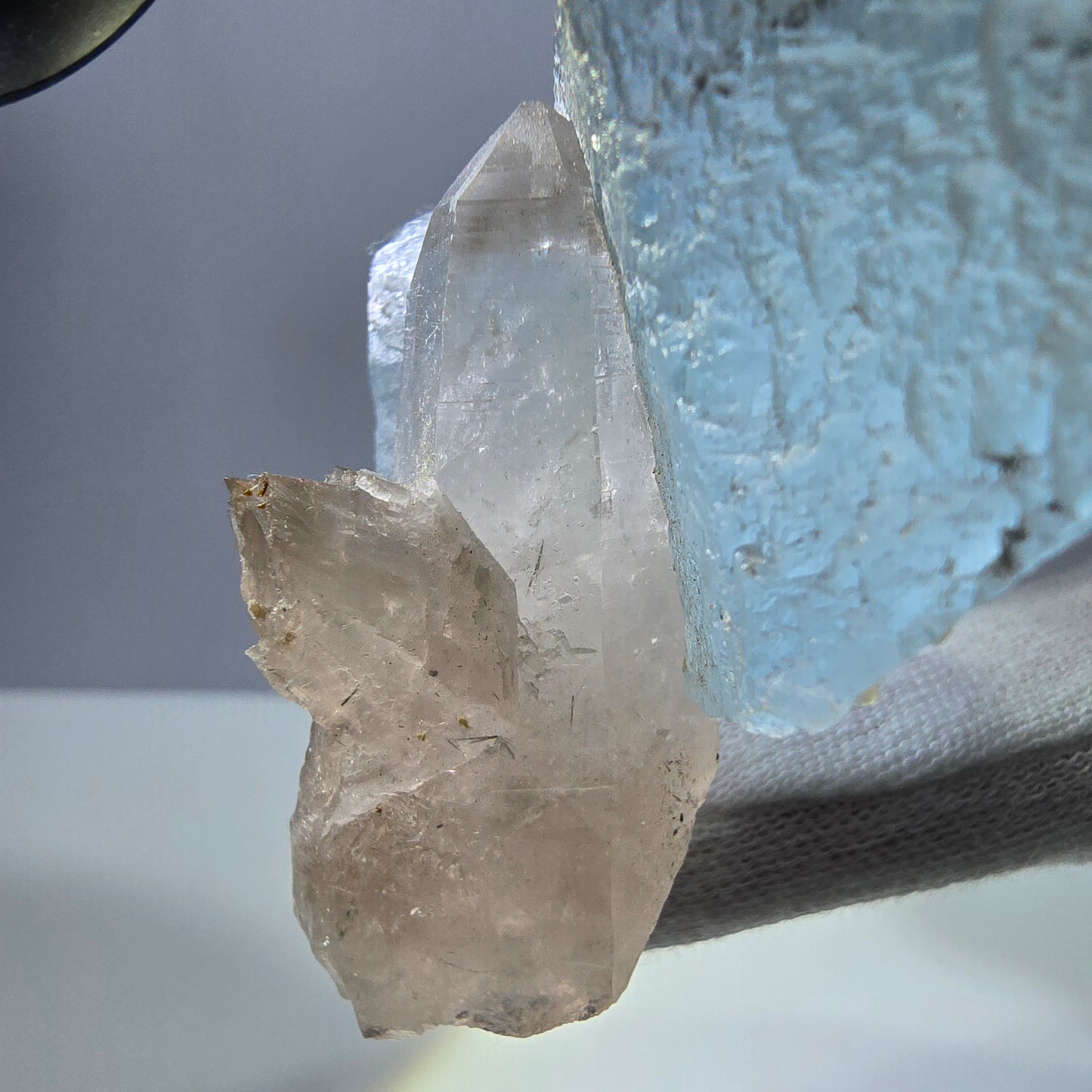 Grand spécimen de fluorite bleue et de quartz fumé, montagnes Erongo, Namibie, 93 x 67 x 36 mm