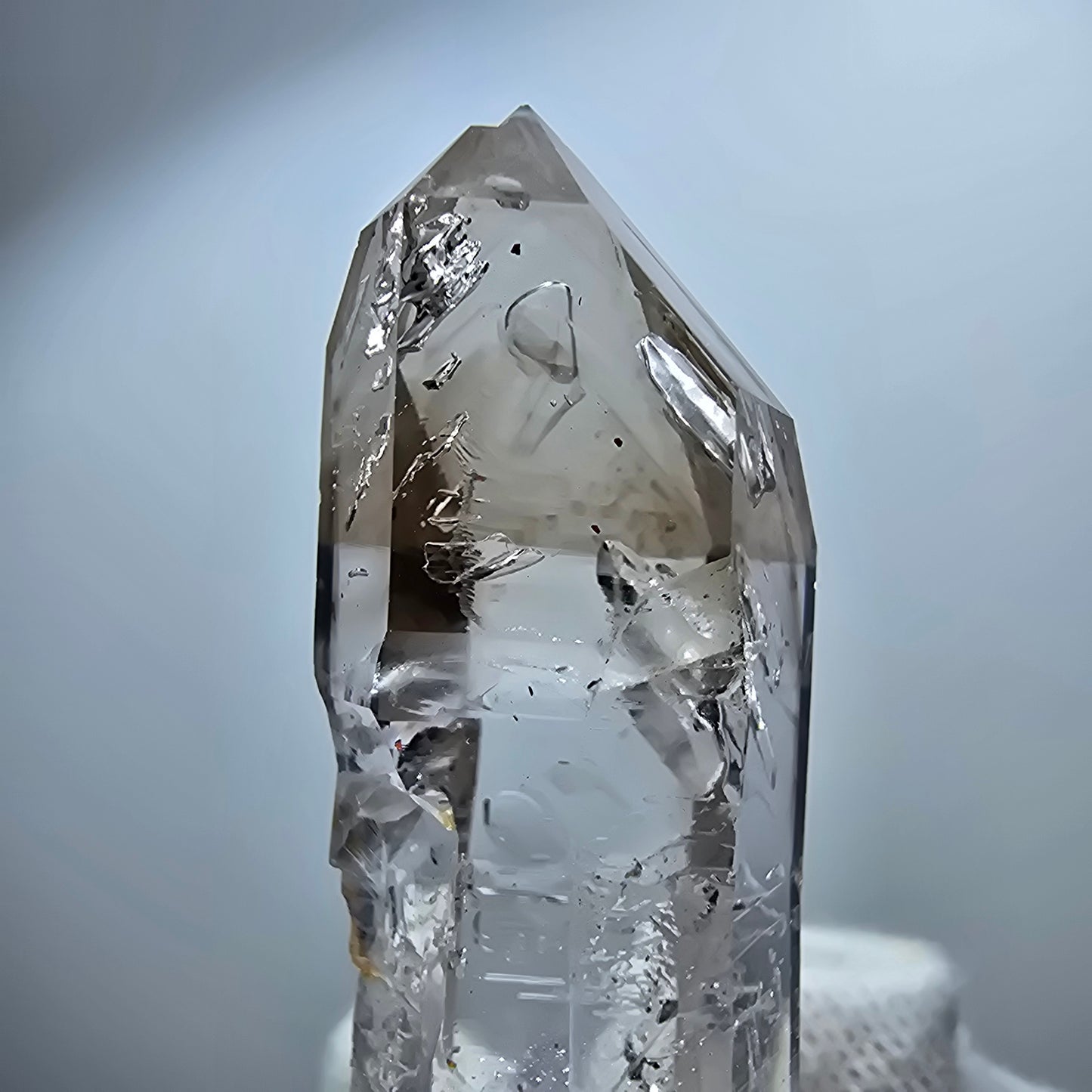 Pointe de sceptre en quartz fumé fantôme transparent, Goboboseb, Namibie, 45 x 13 x 14 mm