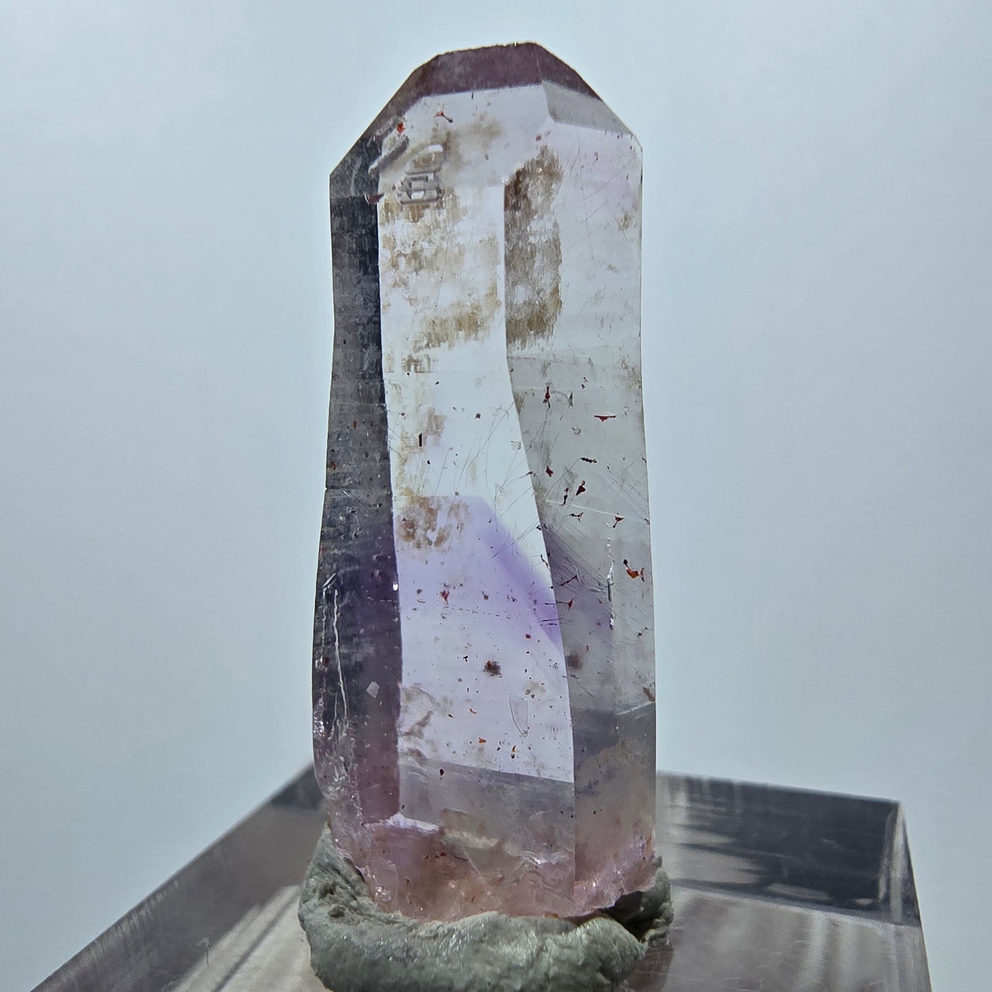 Pointe de sceptre en améthyste fantôme de Goboboseb, Namibie, 31 x 12 x 6 mm