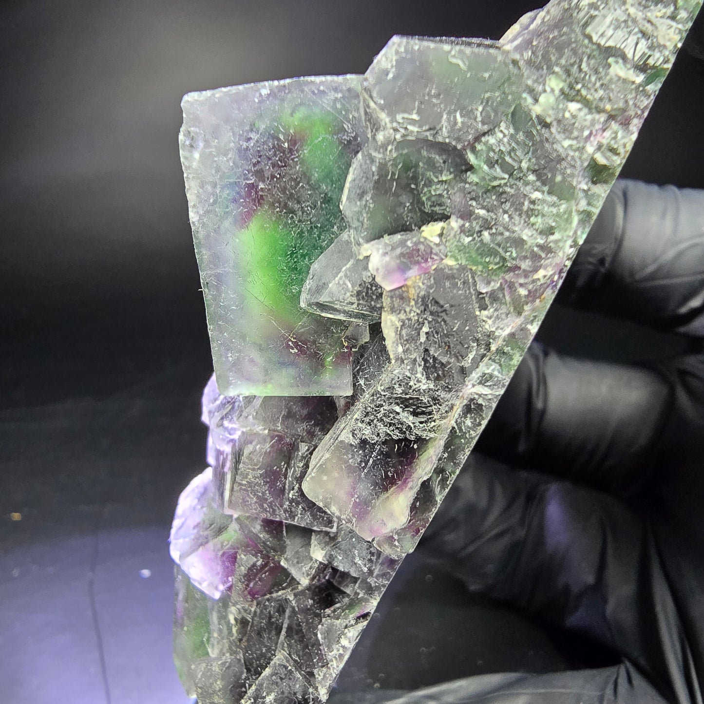 Rare niveau de cube de fluorite fantôme violet vert 86*46*31mm d'Okorusu, Namibie