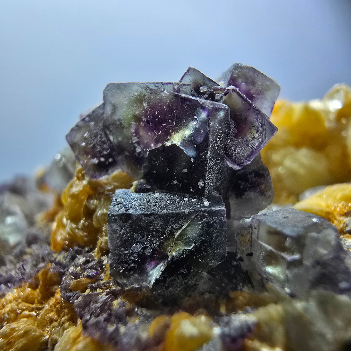 Spécimen de fluorite fantôme colorée, de tourmaline Schorl et de muscovite, Erongo, Namibie, 58 x 51 x 33 mm