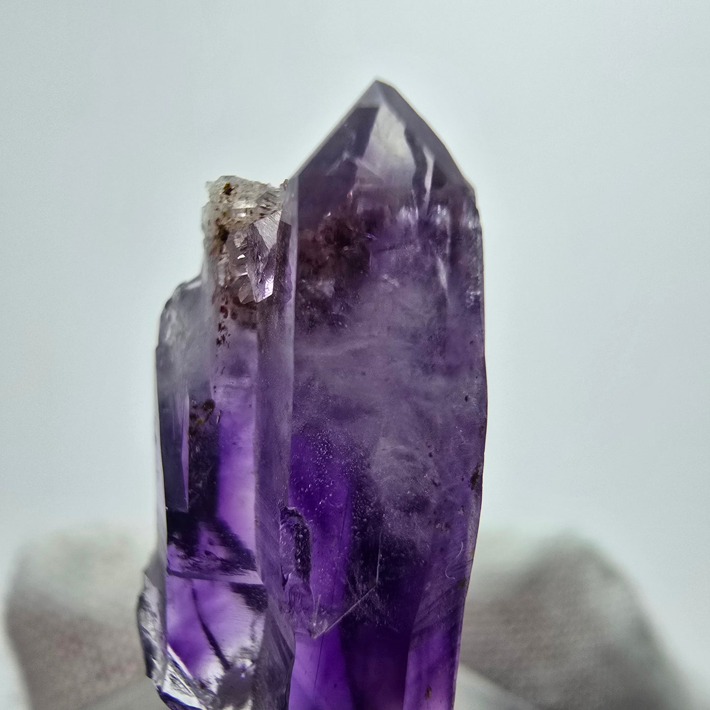 Cristal de sceptre d'améthyste fantôme Goboboseb, Namibie 27*11*8mm Collection de minéraux