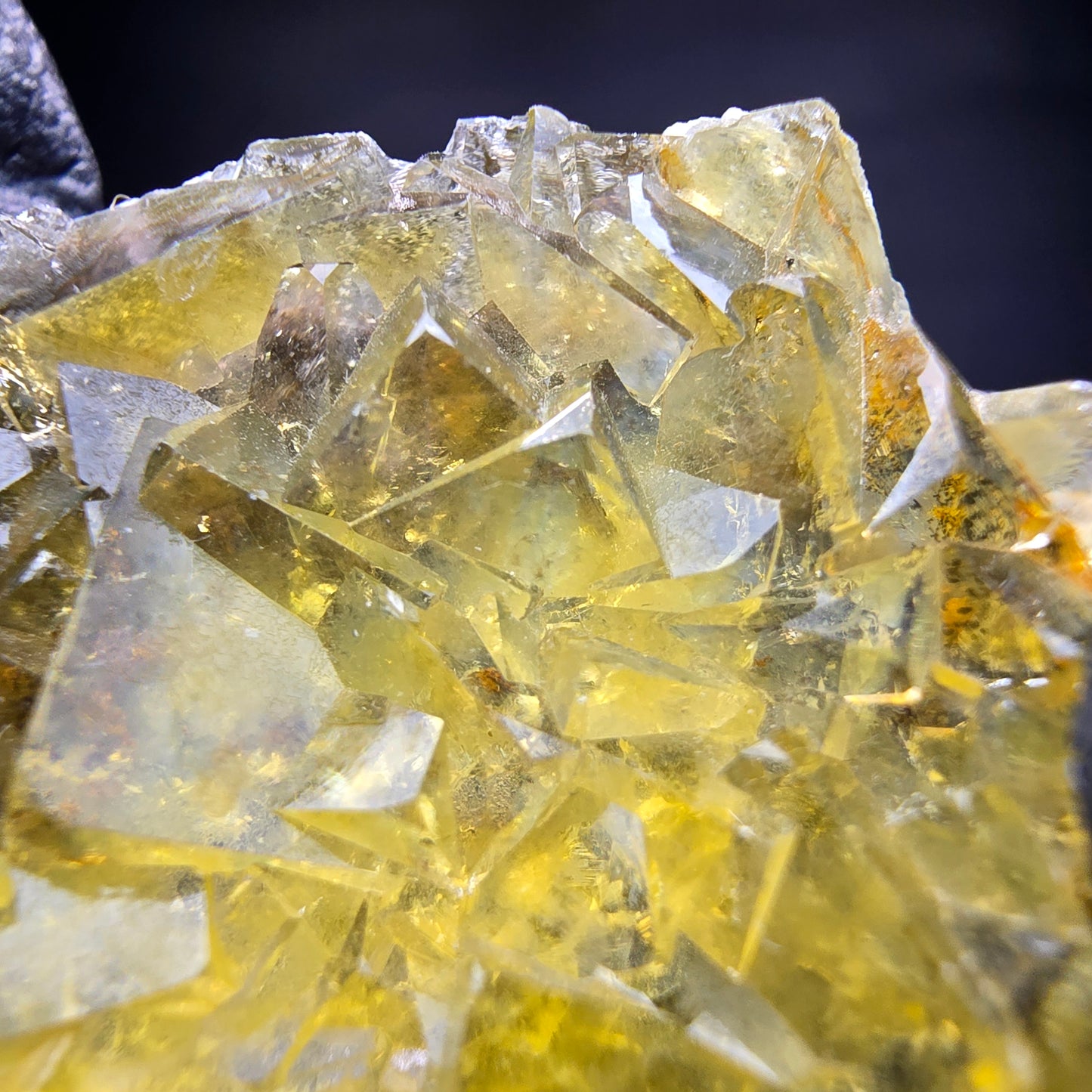 Klare Honey Pocket Phantom Fluorit Würfel Stufe gelb Okorusu Namibia 43*32*10mm
