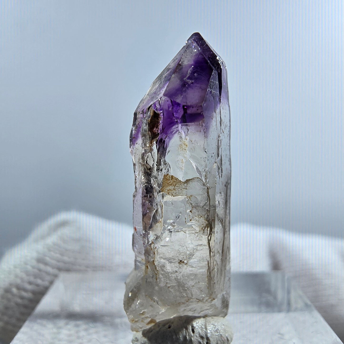 Pointe de sceptre en améthyste fantôme rare à Goboboseb, Namibie, 26 x 9 x 7 mm