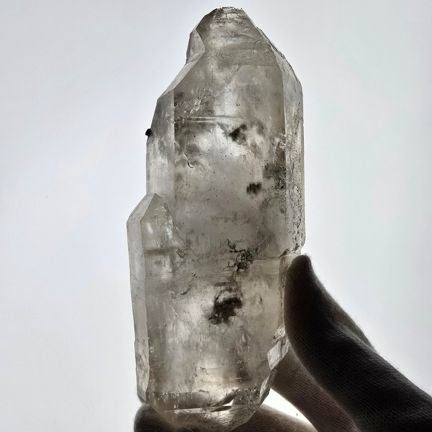 Sceptre DT en quartz fumé squelette Enhydro, poche Valentine en calcite UV, Namibie 153 x 62 x 39 mm