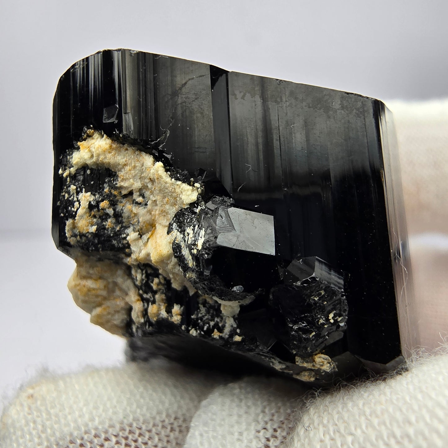 Symmetrischer Schörl Turmalin schwarz glänzend Erongo, Namibia 44*32*25mm